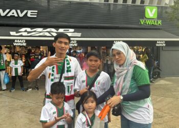 Iltizam Shamsul bersama ahli keluarga pada perlawanan akhir Piala Malaysia 2025/2026 antara JDT dan Kuching FC di TM Stadium Nasional Bukit Jalil di sini hari ini.
