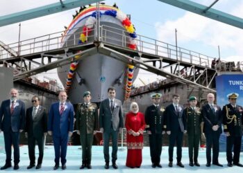 MOHAMED Khaled Nordin (dua dari kiri) mengiringi Raja Permaisuri Agong, Raja Zarith Sofiah yang berkenan berangkat menyempurnakan Upacara Penamaan dan Pelancaran kapal misi persisir (LMS) katch kedua, Tentera Laut Diraja Malaysia di Istanbul Shipyard, Türkiye.