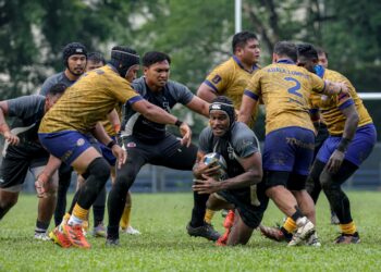 PEMAIN Kuala Lumpur, Muhammad Nadzrin Mohd Nasir (dua kiri) merebut bola dari Pemain Terengganu, Josevata Cava Ulunaceva pada Kejohanan Ragbi Piala Agong di Padang Astaka Petaling Jaya di sini semalam. - UTUSAN/FARIZ RUSADIO