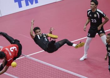 Aksi pemain kebangsaan Muhammad Syahir Mohd Rosdi, Mohamad Azlan Alias dan Farhan Adam menentang Singapura dalam acarta regu Kejohanan Sepaktakraw Piala Dunia TM ISTAF 2026 di Stadium Titiwangsa, semalam. - UTUSAN/ AMIR KHALID