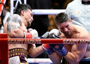 Petinju Ukraine, Oleksandr Usyk (kiri) melepaskan tumbukan tangan kiri ke muka lawannya dari Belanda, Rico Verhoeven dalam pertarungan WBC Heavyweight Dunia di kaki Piramid Giza, Mesir, semalam. - AFP