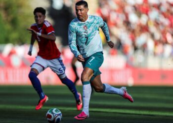 AKSI Pemain Portugal, Cristiano Ronaldo pada aksi persahabatan Portugal menentang Chile di Stadium Nacional, awal pagi tadi.-AFP