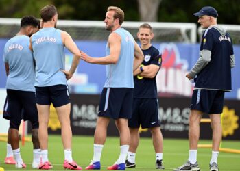 HARRY Kane(tengah) ketika menjalani latihan bersama pasukan England-AFP