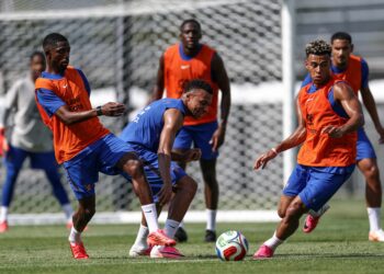 KYLIAN Mbappe(tengah) menjalani latihan bersama pasukan Perancis menjelang aksi pembukaan menentang Senengal pada 16 Jun ini-AFP