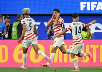 GIOVANNI Reyna(tengah) meraikan jaringan gol keempat pasukannya ketika aksi Kumpulan D Piala Dunia 2026 antara Amerika Syarikat dan Paraguay di Stadium Los Angeles, Inglewood.-AFP