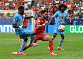 Pemain Portugal, Goncalo Ramos (tengah) diasak pertahanan DR Congo, Chancel Mbemba pada aksi Kumpulan K Piala Dunia 2026 di Stadium Houston, hari ini. – AFP