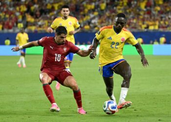 Penyerang Portugal, Pedro Neto(kiri) diasak pertahanan Colombia, Deiver Machado ketika perebutan bola dalam aksi perlawanan Kumpulan K Piala Dunia 2026 di Stadium Miami.-AFP