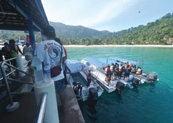 FAKTOR geografi Pulau Tioman di Rompin, Pahang yang bergantung sepenuhnya kepada pengangkutan bot menjadikan petrol subsidi sebagai keperluan asas utama penduduk.