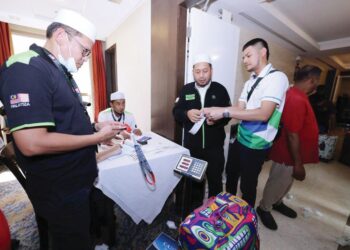 PETUGAS haji membantu menguruskan proses daftar masuk bandar (CCI) disediakan oleh Lembaga Tabung Haji (TH) di hotel penginapan jemaah di Mekah baru-baru ini.