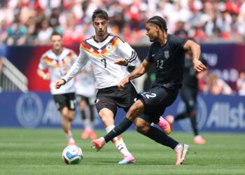 KAI Havertz cuba merampas bola dari pemain Amerika Syarikat(AS) pada aksi persahabatan di Stadium Soldier Field, awal pagi tadi.-AFP
