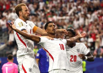 Jude Bellingham (tengah) diraikan Harry Kane selepas meledak gol ketiga England ketika menentang Croatia dalam aksi Kumpulan L Piala Dunia 2026 di Stadium Dallas, hari ini. – AFP