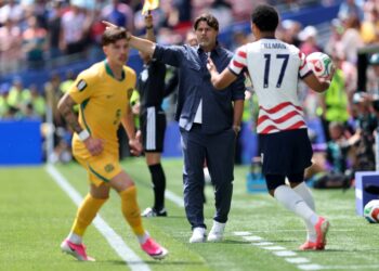 MAURICIO Pochettino(tengah) memberikan arahan kepada pemain Amerika Syarikat(AS) pada aksi Kumpulan D Piala Dunia 2026 antara AS menentang Australia di Stadium Seattle, awal pagi tadi-AFP