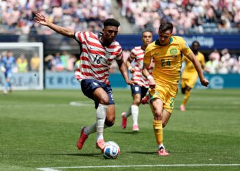 Alex Freeman (kiri) cuba melepasi kawalan Paul Okon-Engstler ketika aksi Kumpulan D Piala Dunia 2026 antara Amerika Syarikat dan Australia di Stadium Seattle, hari ini. – AFP