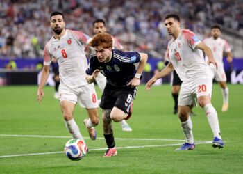 PEMAIN pertahanan Argentina, Valentin Barco mengawal bola ketika berdepan Jordan dalam aksi Piala Dunia 2026 Kumpulan J di Stadium Dallas-AFP