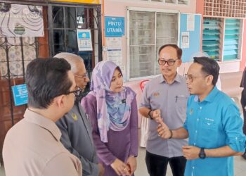 WAN Immi Salim (tengah) bersama Sivanesan dan Mohd. Azlan yang melawat Jaslinda di Hospital Tapah hari ini. - UTUSAN/MEGAT LUTFI MEGAT RAHIM