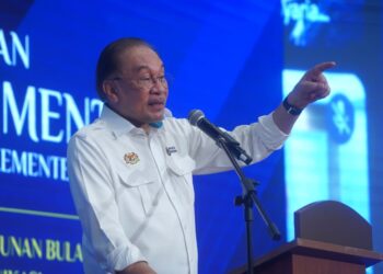 ANWAR Ibrahim ketika berucap pada Majlis Perjumpaan bersama warga Kementerian Komunikasi Putrajaya. - UTUSAN/FAISOL MUSTAFA