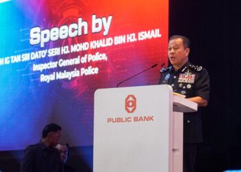 MOHD. Khalid Ismail ketika berucap pada Majlis Pelancaran Perangi Scam: Dua Pasukan Satu Matlamat di Kuala Lumpur hari ini.