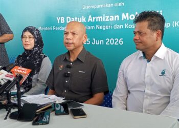 ARMIZAN Mohd. Ali semasa sidang akhbar Majlis Penyerahan Smartpay Fleet Card SKDS Negeri Sabah bertempat di Kota Kinabalu, Sabah hari ini.-UTUSAN/RAEESAH HANAN