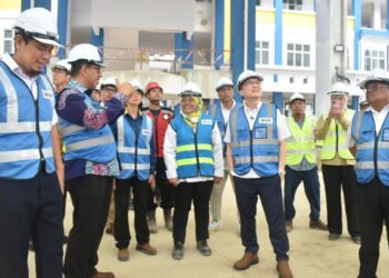 WONG Kah Woh (empat dari kanan) meninjau pelaksanaan projek SSM Perlis, Padang Besar, Perlis, yang berdepan kelewatan sebelum ini. -UTUSAN/ASYRAF MUHAMMAD