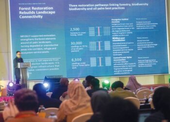 AHMAD Shahdan Kasim ketika membentang kertas kerja ‘Mengurus Biodiversiti Secara Lestari Dalam
Landskap Kelapa Sawit ‘ pada Forum Biodiversiti 2026 di Putrajaya, kelmarin. – UTUSAN/FAISOL
MUSTAFA
