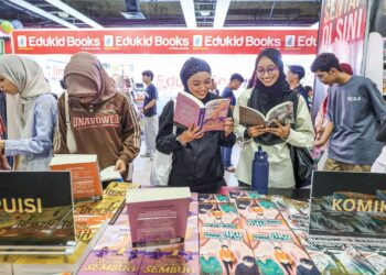 KEUPAYAAN untuk membaca secara kritis, memahami konteks dan menilai maklumat kekal sebagai kemahiran penting dalam era digital.