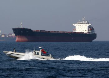 AMERIKA Syarikat dan Iran berbalas serangan hujung minggu lalu.. - AFP