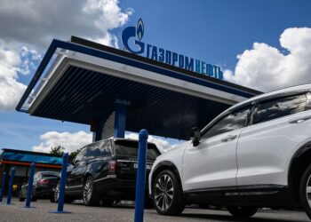 RUSSIA kini mengalami kekurangan bahan api untuk rakyatnya. - AFP