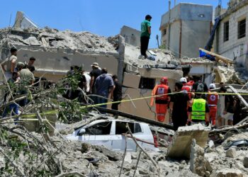 ORANG awam dan anggota pasukan penyelamat berkumpul di lokasi serangan udara Israel yang menyasarkan perkampungan Qennarit, selatan Lubnan .- AFP