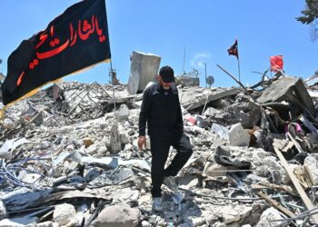 SEORANG penduduk berjalan di atas timbunan runtuhan rumah dan premis perniagaan yang musnah akibat serangan tentera Israel di perkampungan Bir Al-Salasil, selatan Lubnan. - AFP