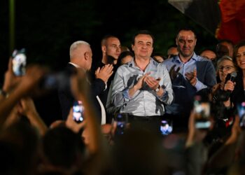 ALBIN Kurti, bertepuk tangan di atas pentas ketika meraikan keputusan pilihan raya bersama penyokongnya di Pristina.- AFP
