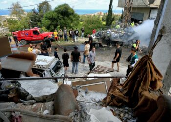 ORANG ramai memeriksa kerosakan susulan pengeboman Israel ke atas sebuah bangunan dan kenderaan di perkampungan Saksakiyeh, selatan Lubnan.- AFP