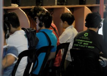 GAMBAR fail kafe siber jadi tumpuan di Manila. - AFP