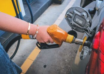 HARGA minyak mentah Brent susut kira-kira AS$5 setong semalam.