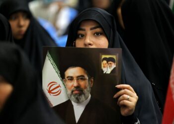 SEORANG wanita Iran memegang gambar Mojtaba Khamenei ketika berkumpul di Masjid Imam Khomeini bagi memperingati mereka yang terkorban dalam peperangan di Teheran, Iran- AFP
