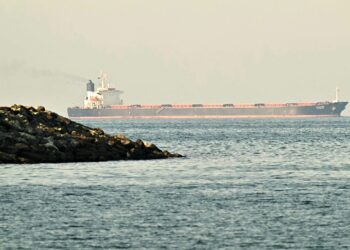 IRAN akan memperkenalkan sistem bayaran maritim kepada kapal yang belayar di Selat Hormuz. - AFP