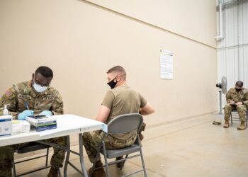 SEORANG askar AS mendapat vaksin di Fort Knox. - AFP