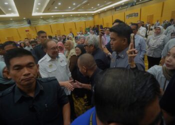 ANWAR Ibrahim beramah mesra dengan warga kementerian pada Majlis Perjumpaan bersama warga Kementerian Komunikasi Putrajaya. - UTUSAN/FAISOL MUSTAFA