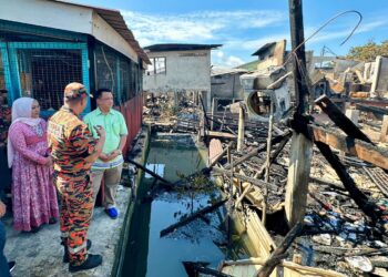 TUANKU Syed Faizuddin Putra Jamalullail berkenan berangkat menziarahi dan menyampaikan sumbangan awal daripada Majlis Agama Islam Dan Adat Istiadat Melayu Perlis (MAIPs) kepada mangsa kebakaran di Kampung Seberang Alor, Kuala Perlis.-UTUSAN