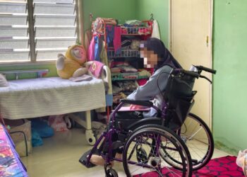 SEORANG murid perempuan kini terpaksa bergerak dengan bantuan kerusi roda selepas mengalami masalah sistem saraf dan PTSD didakwa kesan buli di sebuah sekolah.-UTUSAN/ASYRAF MUHAMMAD