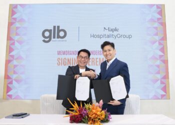 Wakil Golden Land Berhad Stewart Yap (Kiri) dan Maple Hospitality Group Danny Hor meraikan kerjasama eksklusif yang menjadikan The Playground @ Kota Kinabalu sebagai satu-satunya pembangunan berjenama MapleSuites di Sabah, menawarkan pengalaman hospitaliti moden serta nilai pelaburan jangka panjang.