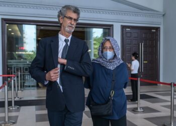 ASNIDA Abdul Daim (kanan) ketika hadir bagi permohonan semakan terhadap pertuduhan kegagalan mengisytihar aset di Mahkamah Tinggi, di sini hari ini. - UTUSAN/SYAKIR RADIN