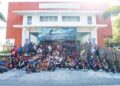 PEGAWAI dan anggota Institut Perubatan Penerbangan (IPP) TUDM bersama masyarakat Orang Asli dan pelajar sekolah yang terlibat program Kerjasama Awam- Tentera (CIMIC) di SMK Pulau Indah, Pelabuhan Klang.