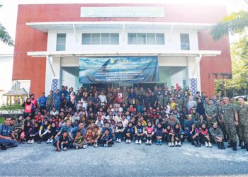 PEGAWAI dan anggota Institut Perubatan Penerbangan (IPP) TUDM bersama masyarakat Orang Asli dan pelajar sekolah yang terlibat program Kerjasama Awam- Tentera (CIMIC) di SMK Pulau Indah, Pelabuhan Klang.