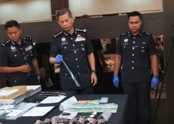 DENNIS Lim Kwang Keng (tengah) menunjukkan rampasan berkaitan Op Soga XI yang dilancarkan di Pulau Pinang bagi membanteras kegiatan perjudian tanpa lesen sempena kejohanan Piala Dunia FIFA 2026. UTUSAN/SAFINA RAMLI