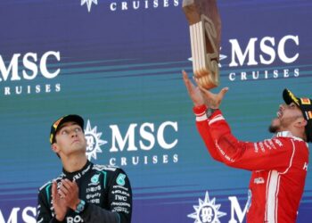 Lewis Hamilton menjulang trofi Grand Prix Sepanyol di litar Barcelona, semalam. - AFP