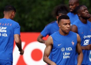 Kylian Mbappe (kanan) berlatih bersama rakan sepasukan menjelang pertemuan Perancis menentang Senegal di Boston, esok. - AFP