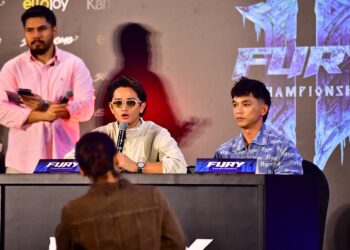 KETUA Pegawai Eksekutif AR Fury Holdings Sdn. Bhd., Mohamad Wafiy Ilhan Johan (tengah), bersama Ketua Pegawai Pemasaran, Mohamad Faizal Ahmad (kiri), berucap pada sidang media FURY Championship Vol. II sambil memperkenalkan barisan petarung yang bakal beraksi pada kejohanan tersebut kepada pihak media.