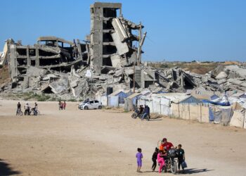 BEBERAPA bangunan runtuh akibat serangan Israel di Gaza. - AFP