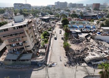 BEBERAPA bangunan musnah akibat gempa di Caraballeda. - AFP