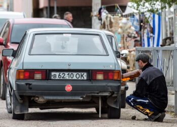 RUSSIA menghentikan jualan petrol di Crimea. - AFP